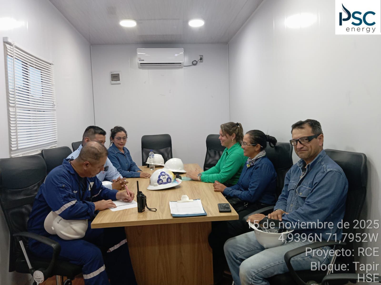 Lina Falla con su equipo en reunión de seguridad